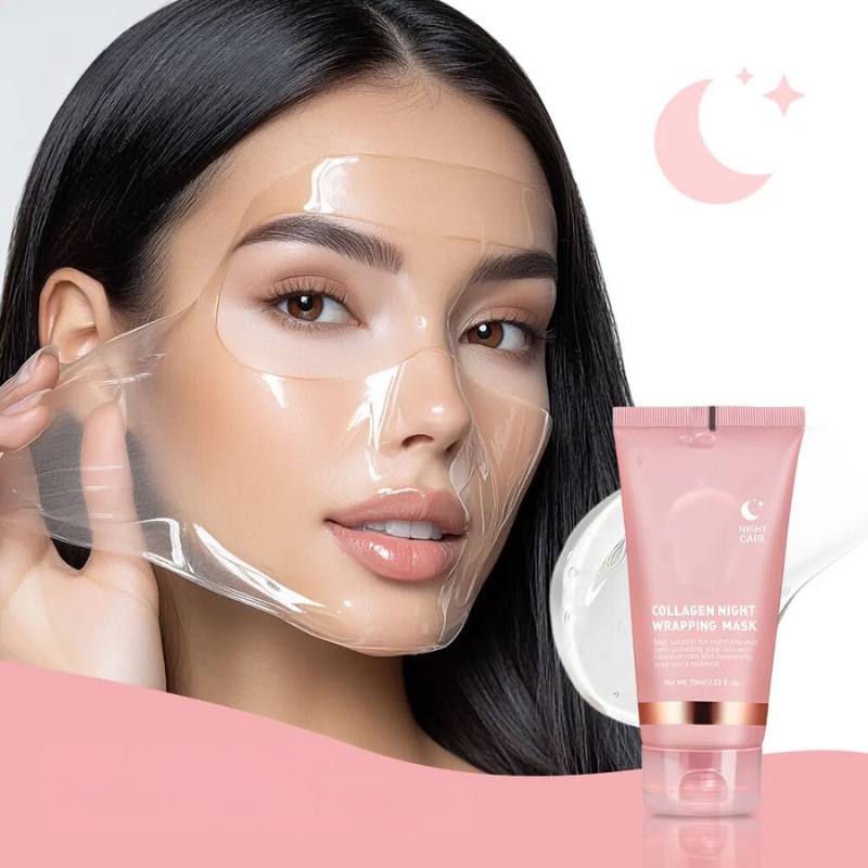 Donna applica maschera viso notturna al collagene, confezione rosa, cura della pelle, idratazione, bellezza, trattamento anti-età, cosmetici.