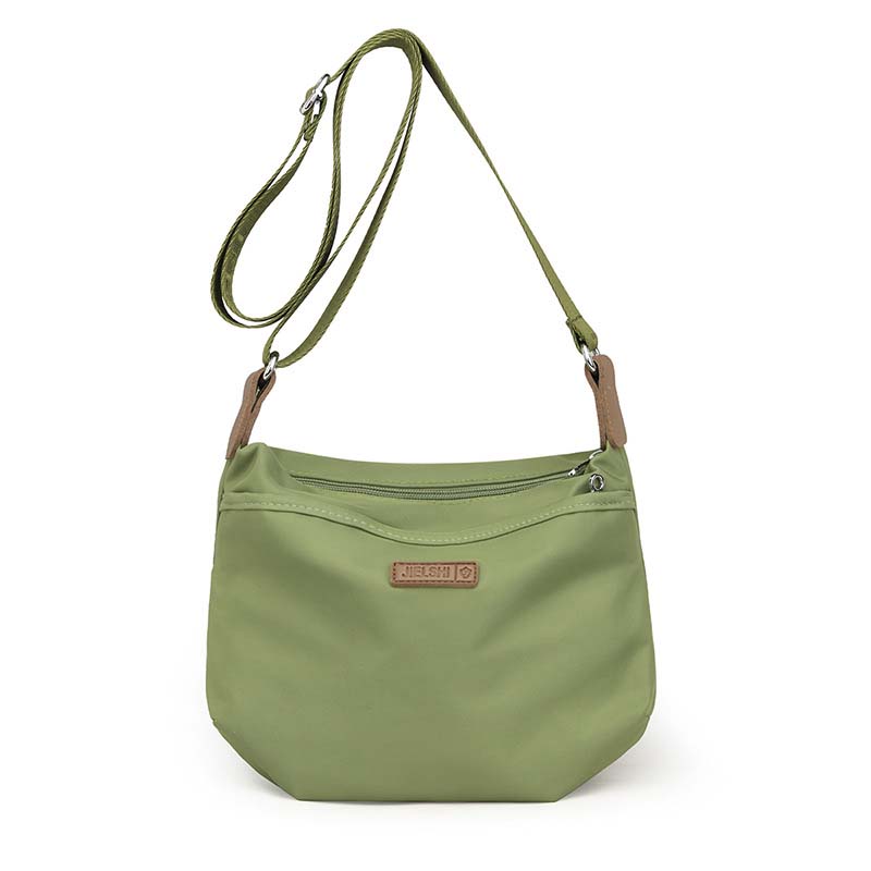 Borsa a tracolla verde oliva in nylon, design minimalista, chiusura con zip, dettagli in pelle marrone, ideale per uso quotidiano e moda casual.