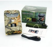 Fotocamera da caccia mimetica con scatola, cavo USB e manuale. Ideale per monitoraggio fauna selvatica e sicurezza esterna.