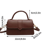 Borsa a tracolla in pelle marrone, dimensioni 22x11x6 cm, con manico superiore e tracolla regolabile. Elegante accessorio moda donna.