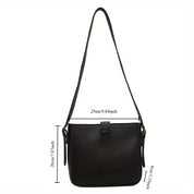 Borsa a tracolla nera in pelle, design elegante, dimensioni 25x20x10 cm, chiusura con fibbia, ideale per moda donna, accessorio versatile.