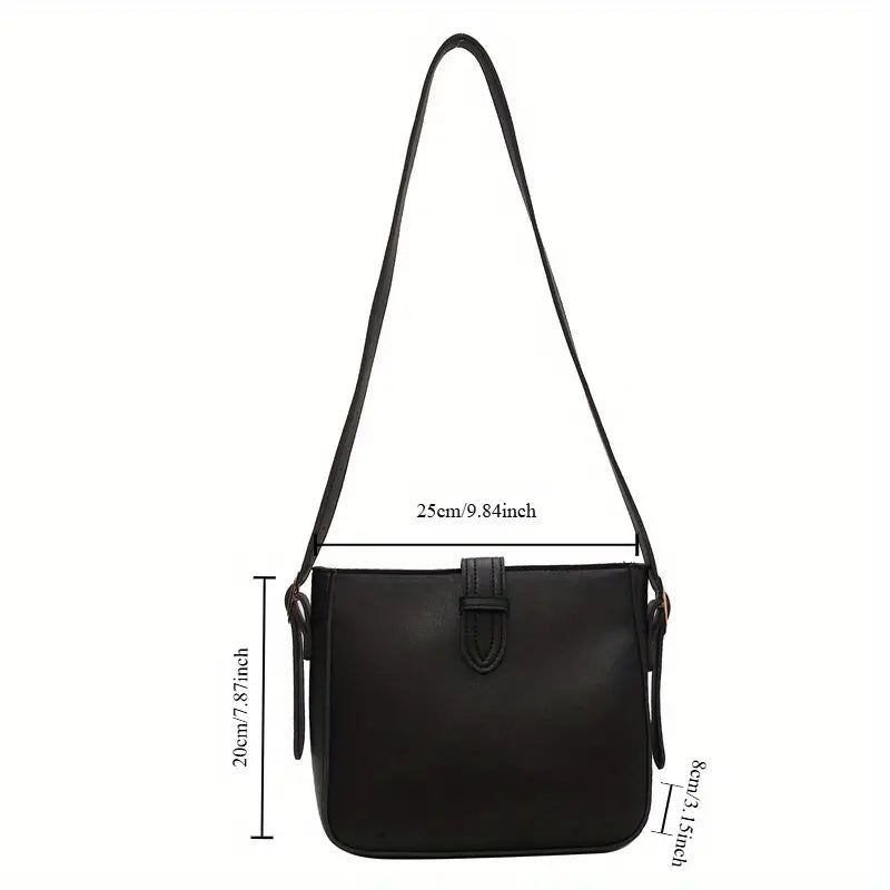 Borsa a tracolla nera in pelle, design elegante, dimensioni 25x20x10 cm, chiusura con fibbia, ideale per moda donna, accessorio versatile.