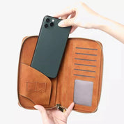 Custodia portafoglio in pelle marrone con scomparti per carte e tasca per smartphone, design elegante e funzionale, accessorio moda uomo/donna.
