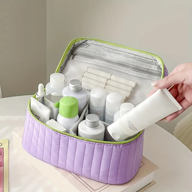 Astuccio da viaggio viola con prodotti per la cura della pelle, flaconi e tubetti, organizzato su un tavolo. Accessori beauty, cosmetici, pratico e capiente.