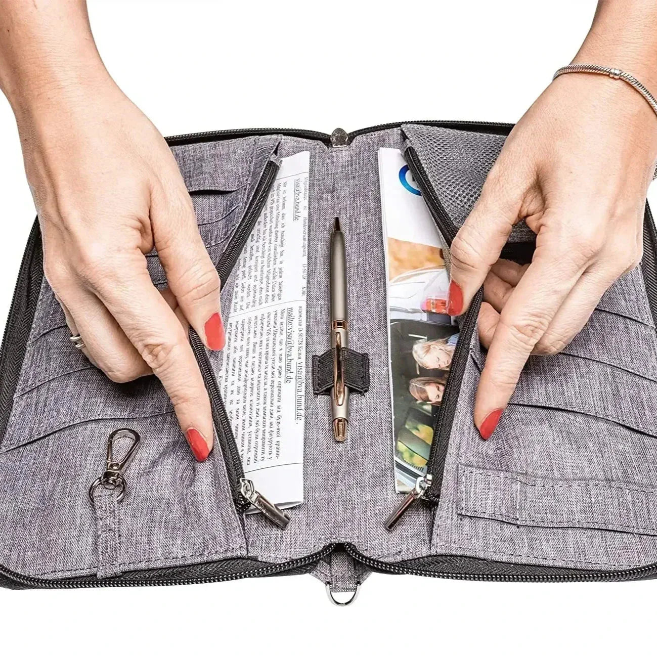 Custodia organizer grigia con cerniera, tasche multiple, penna e documenti. Ideale per ufficio, viaggi, accessori lavoro. Design elegante e funzionale.