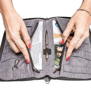 Custodia organizer grigia con cerniera, tasche multiple, penna e documenti. Ideale per ufficio, viaggi, accessori lavoro. Design elegante e funzionale.