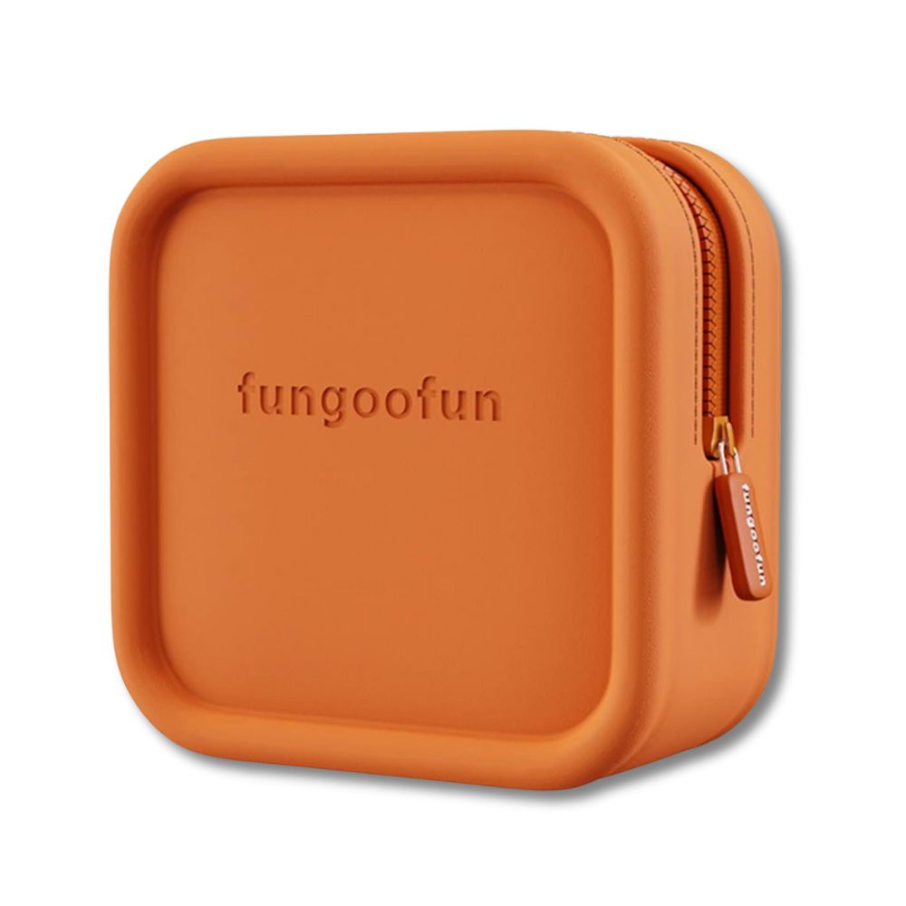 Custodia quadrata arancione in silicone con cerniera, marchio fungoofun. Ideale per protezione e trasporto di piccoli oggetti. Design compatto e moderno.