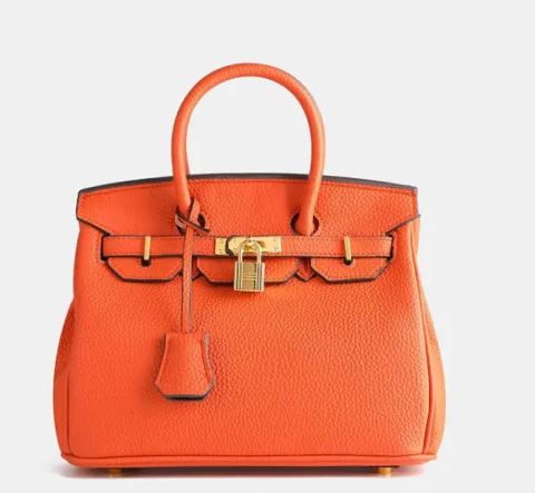 Borsa Birkin arancione in pelle con manici arrotondati, chiusura a lucchetto dorato e dettagli eleganti. Iconica e lussuosa, perfetta per moda di alta classe.