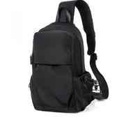 Zaino monospalla nero impermeabile, design moderno, tasche multiple, ideale per viaggi, escursioni, uso quotidiano. Materiale resistente e leggero.