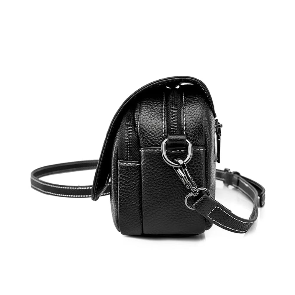 Borsa a tracolla in pelle nera, design elegante e compatto, con cerniera e dettagli in metallo. Accessorio moda donna, ideale per ogni occasione.