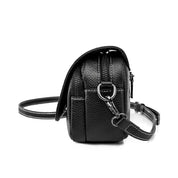 Borsa a tracolla in pelle nera, design elegante e compatto, con cerniera e dettagli in metallo. Accessorio moda donna, ideale per ogni occasione.