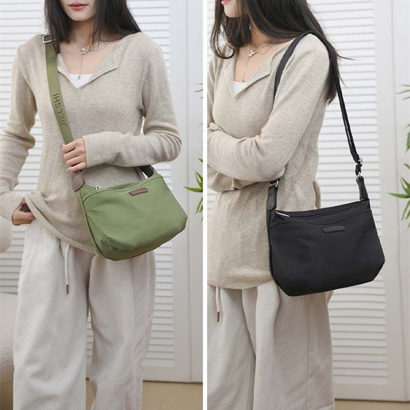 Donna con borsa a tracolla in tessuto, verde e nera, stile casual. Moda femminile, accessori eleganti, abbigliamento autunnale.