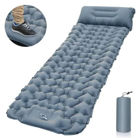 Materassino gonfiabile grigio per campeggio con cuscino integrato, design a celle d'aria. Include pompa a pedale e custodia per trasporto.