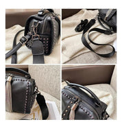 Borsa a tracolla nera in pelle con borchie, cerniere decorative e tracolla regolabile. Design elegante e moderno, perfetta per ogni occasione.
