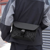 Zaino nero impermeabile con design trapuntato, indossato da una persona. Ideale per viaggi, escursioni e uso quotidiano. Accessorio moda unisex.