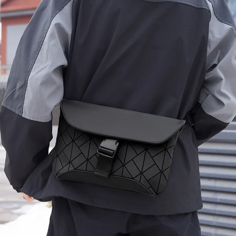 Zaino nero impermeabile con design trapuntato, indossato da una persona. Ideale per viaggi, escursioni e uso quotidiano. Accessorio moda unisex.