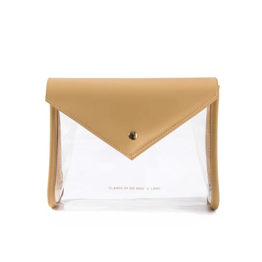 Borsa trasparente in PVC con patta triangolare in pelle beige e chiusura a bottone. Design moderno, ideale per eventi e viaggi.