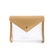Borsa trasparente in PVC con patta triangolare in pelle beige e chiusura a bottone. Design moderno, ideale per eventi e viaggi.