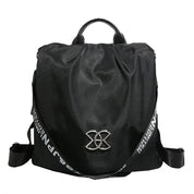 Zaino nero elegante in tessuto resistente, con manico superiore e spallacci regolabili. Logo metallico frontale, ideale per scuola o lavoro.
