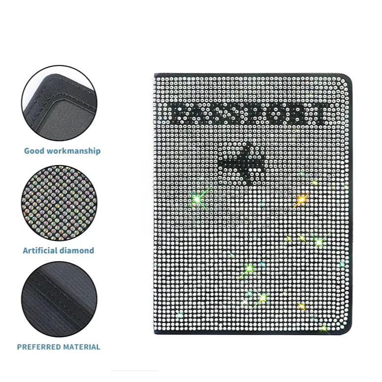 Custodia passaporto in pelle nera con strass, design elegante, materiali di alta qualità, lavorazione artigianale, accessorio da viaggio di lusso.