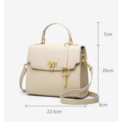 Borsa a tracolla beige in pelle, dimensioni 22.5x9x20 cm, con manico superiore, chiusura a scatto dorata e ciondolo chiave. Elegante e versatile.
