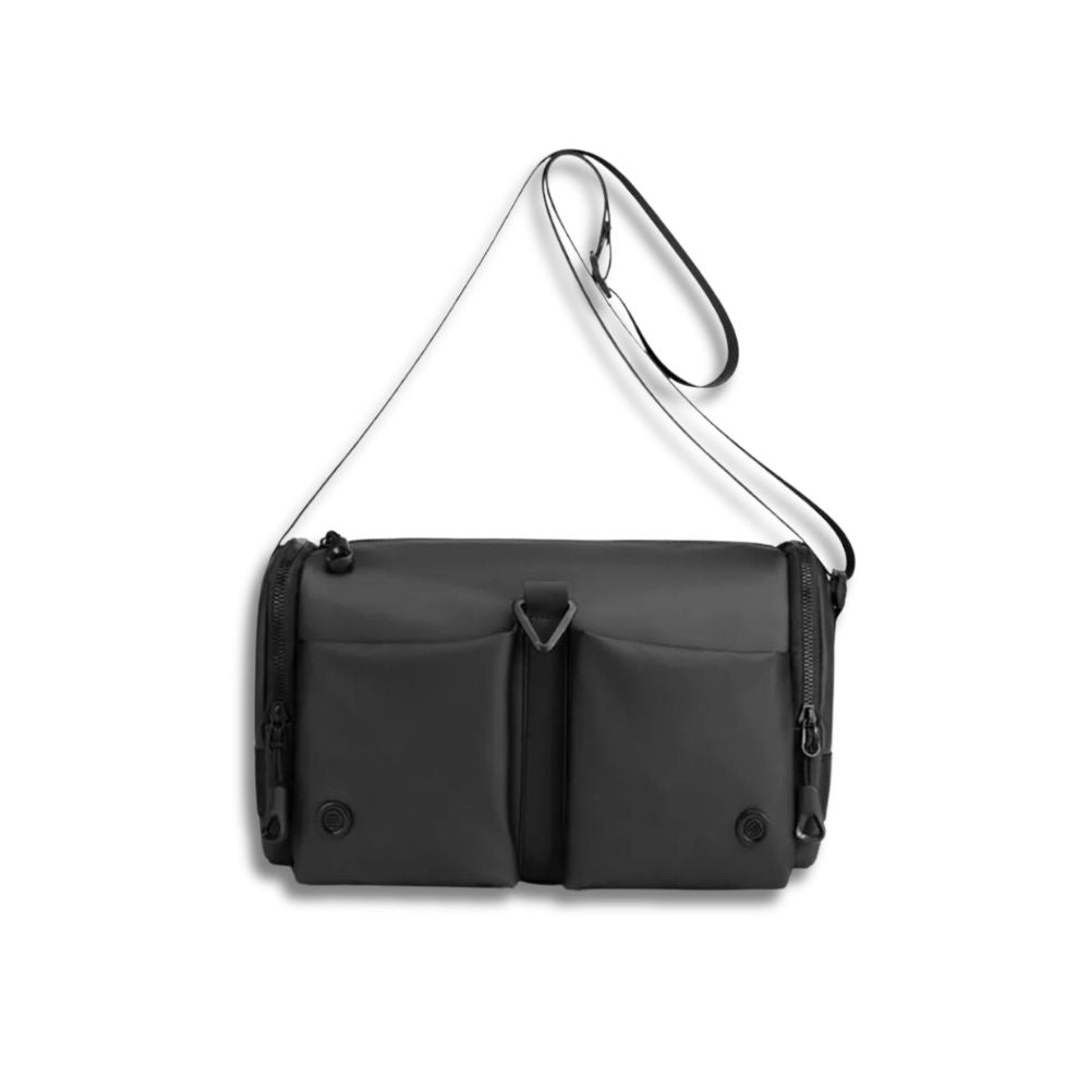 Borsa a tracolla nera unisex, design moderno con doppie tasche frontali e cerniere laterali, ideale per uso quotidiano e viaggi.