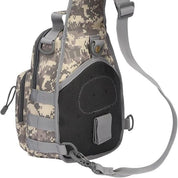 Zaino monospalla mimetico grigio, design compatto, tasche multiple, ideale per escursioni e attività all'aperto. Materiale resistente e leggero.