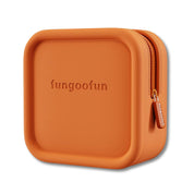 Custodia quadrata arancione in silicone con cerniera, marchio "fungoofun". Ideale per protezione e trasporto di piccoli oggetti.