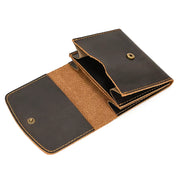 Portafoglio in pelle marrone, design vintage, con chiusura a bottone, cuciture a contrasto, scomparti multipli per carte e contanti.
