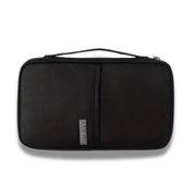 Custodia organizer nera per accessori elettronici, con manico e chiusura a zip. Design compatto, ideale per viaggi e ufficio.