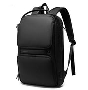 Zaino nero elegante e moderno, design minimalista, con tasche multiple e spallacci regolabili. Ideale per lavoro, viaggio e uso quotidiano.