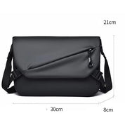 Borsa a tracolla nera impermeabile, dimensioni 30x21x8 cm, design moderno con zip, ideale per laptop e uso quotidiano.