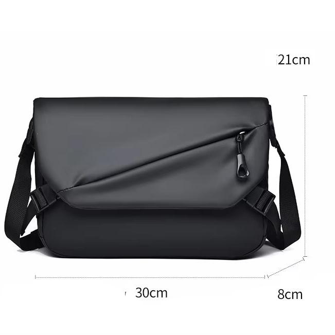 Borsa a tracolla nera impermeabile, dimensioni 30x21x8 cm, design moderno con zip, ideale per laptop e uso quotidiano.