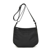 Borsa a tracolla nera in pelle sintetica, design minimalista, con cerniera frontale e tracolla regolabile. Accessorio moda donna elegante e pratico.