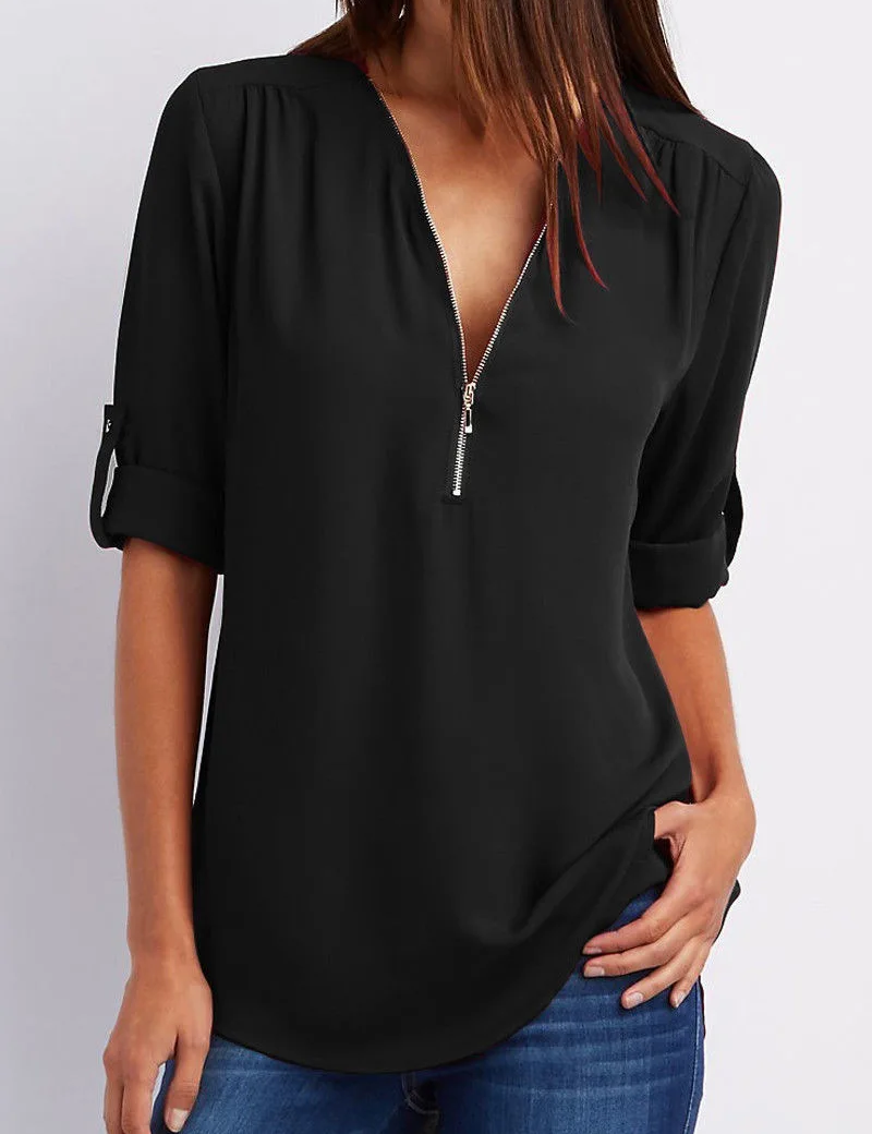 4 arrotolate, scollo a V, abbinata a jeans blu. Moda casual elegante, abbigliamento femminile.