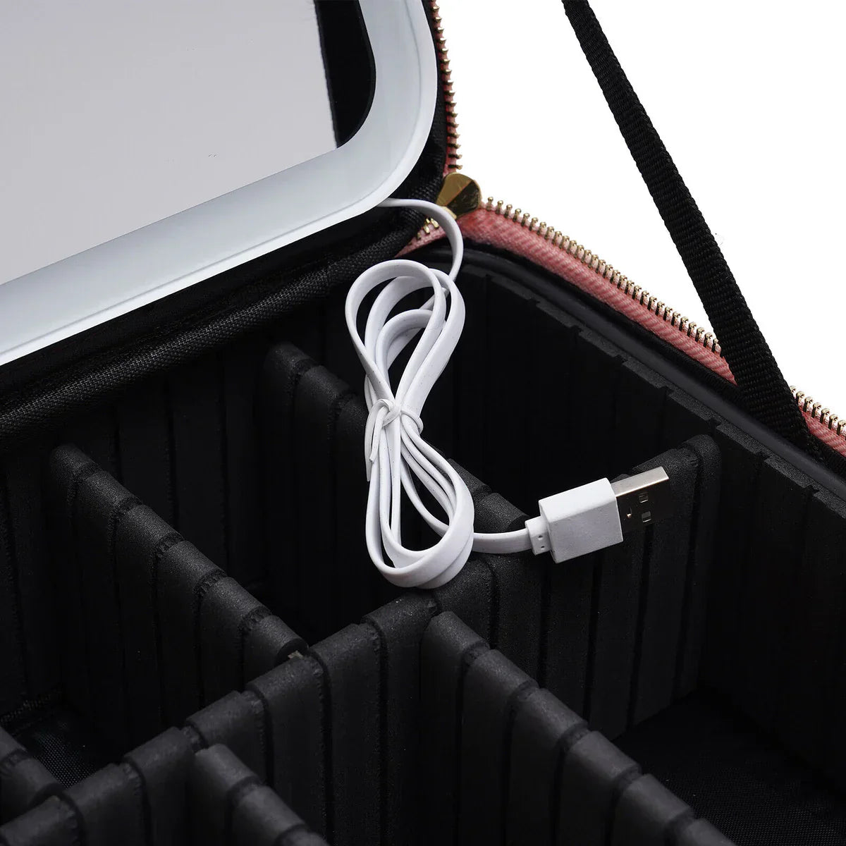 Custodia organizer per trucchi con specchio, scomparti regolabili e cavo USB bianco. Ideale per viaggi, cosmetici e accessori.