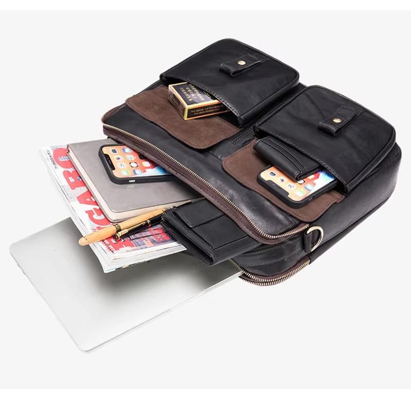 Zaino in pelle nero con tasche multiple, contenente laptop, tablet, smartphone e riviste. Ideale per lavoro e viaggio. Accessori eleganti e funzionali.