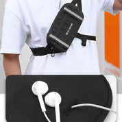 Marsupio nero a tracolla con dettagli riflettenti, indossato su maglietta bianca. Include tasca per auricolari bianchi. Accessorio moda pratico e moderno.