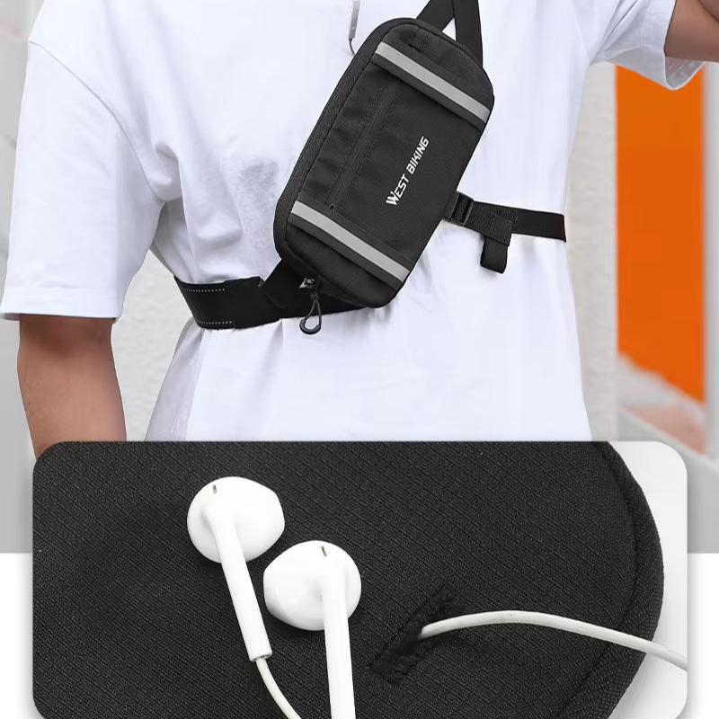 Marsupio nero a tracolla con dettagli riflettenti, indossato su maglietta bianca. Include tasca per auricolari bianchi. Accessorio moda pratico e moderno.