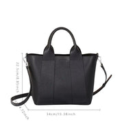 Borsa a mano in pelle nera con tracolla regolabile, dimensioni 34x22,5 cm. Design elegante, ideale per moda donna e accessori di lusso.