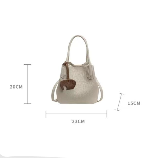 Borsa a mano in pelle bianca, dimensioni 23x20x15 cm, con ciondolo marrone. Elegante accessorio moda donna, perfetto per ogni occasione.