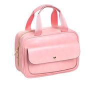 Borsa a tracolla rosa in pelle sintetica con tasca frontale, chiusura a zip dorata e manici corti. Elegante e pratica per l'uso quotidiano.