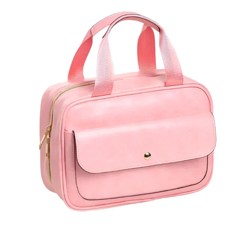 Borsa a tracolla rosa in pelle sintetica con tasca frontale, chiusura a zip dorata e manici corti. Elegante e pratica per l'uso quotidiano.