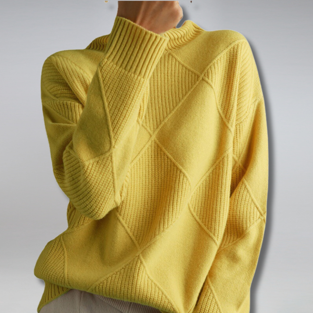 Maglione giallo a rombi, tessuto a maglia, maniche lunghe, stile casual, moda autunno inverno, abbigliamento donna, sfondo grigio chiaro.