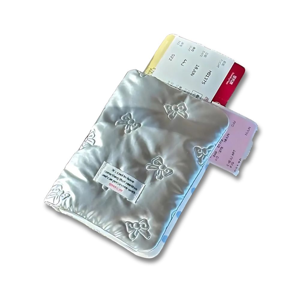 Porta documenti argento con motivo floreale, contenente biglietti colorati. Accessorio elegante e funzionale per viaggi e organizzazione documenti.