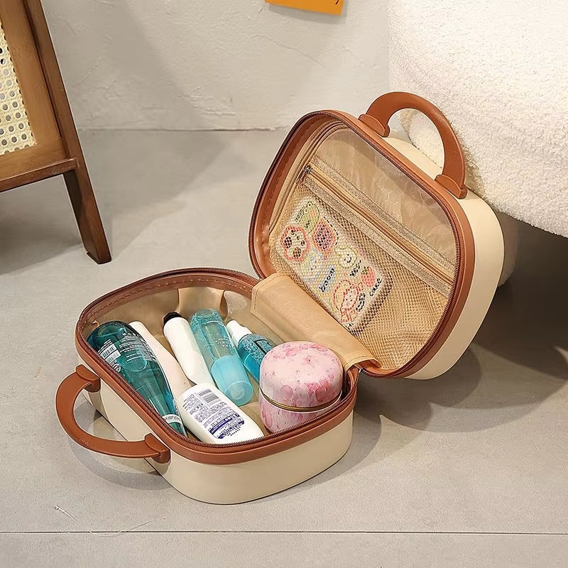 Astuccio da viaggio beige aperto con prodotti per la cura personale, tra cui flaconi e crema. Design compatto, ideale per organizzare cosmetici.