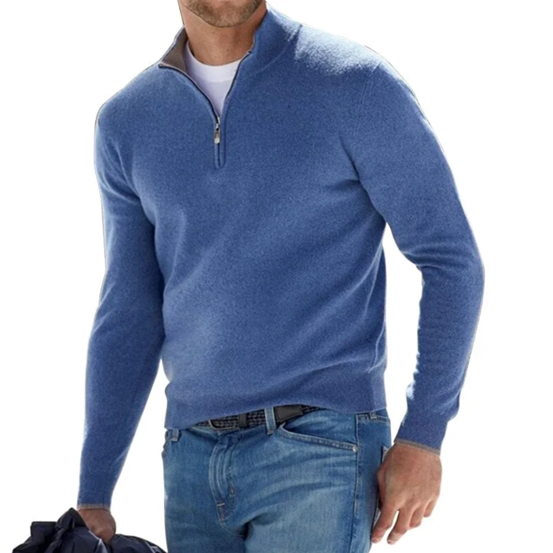 Maglione uomo blu con zip, collo alto, indossato con jeans. Elegante e casual, ideale per moda autunnale e invernale.