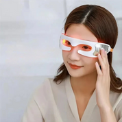 Donna che indossa maschera per terapia a luce LED, dispositivo per cura della pelle e anti-invecchiamento, tecnologia bellezza viso, benessere personale.