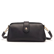 Borsa a tracolla in pelle nera elegante, chiusura a bottone, dettagli in metallo dorato, design minimalista, accessorio moda donna.