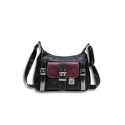 Borsa a tracolla in pelle nera con dettagli bordeaux e fibbie argentate, design elegante e moderno, ideale per moda donna e accessori di tendenza.